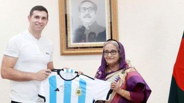 El día que Dibu Martínez visitó a la ex primera ministra de Bangladesh condenada a muerte