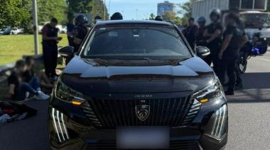 Persecución desde Mataderos hasta Villa Urquiza: dos detenidos con un auto robado y varios elementos sospechosos