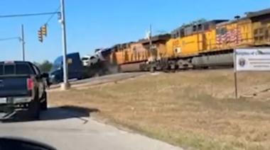 Milagro en Santa Fe: chocan una formación de tren y un camión, el chofer resultó ileso