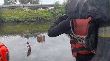 Villa Lugano: bomberos de la Ciudad rescatan a una mujer que cayó al Riachuelo