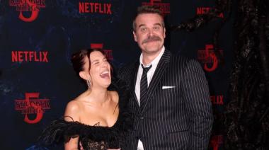 Millie Bobby Brown y David Harbour posaron juntos en la avant premiere de Stranger Things