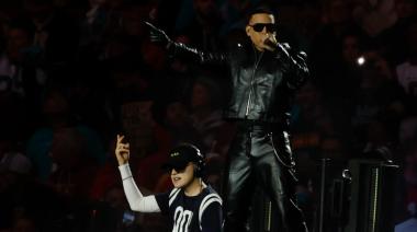 Bizarrap y Daddy Yankee en el entretiempo de la NFL en el Bernabéu: mirá el video