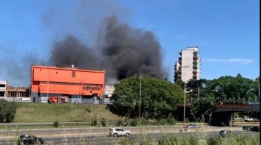Incendio en Villa Celina: cuatro locales destruidos y caos en la zona