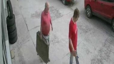 Trelew: empleados buscan a una pareja de abuelos para devolverles dinero pagado de más