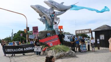 Manifestación frente al Aquarium de Mar del Plata por los animales que permanecen en cautiverio