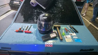 Cayeron en Belgrano tras robar una moto: los atraparon cuando huían en un Fiat Duna celeste