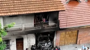 Lanús: explota auto en cochera y un hombre lucha por su vida en el Hospital Evita