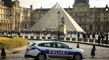 Detienen al cuarto sospechoso del robo al Louvre, pero el botín aún no aparece