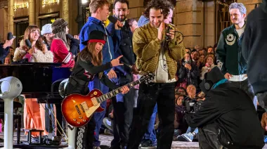 París deslumbra con un flashmob de cien músicos en el inicio de la Navidad en Europa