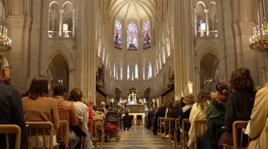 El carpintero que ayudó a salvar Notre Dame celebró su boda dentro de la catedral