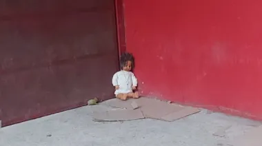 Gimnasia vs. Estudiantes: la muñeca en UNO y el misterioso hincha que tiró sal