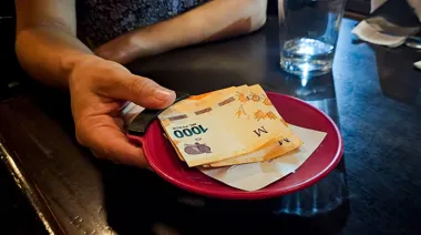 Propinas y ticket "transparente" en bares y hoteles: el proyecto que ingresó al Congreso