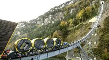 El funicular más empinado del mundo sorprende en pleno invierno suizo