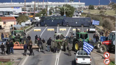 Agricultores griegos paralizan carreteras, aeropuertos y fronteras por subsidios atrasados