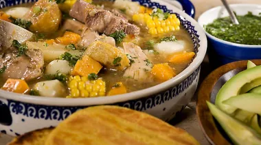 Sancochos y frijoles contra el olvido: cómo un libro cambió la memoria en Colombia