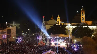 El árbol de Navidad volvió a brillar en la ciudad de Belén tras dos años de silencio