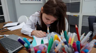 Cómo es la educación desde casa que impulsa Milei y por qué genera polémica