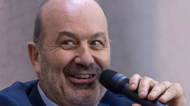 Sturzenegger sacó pecho por su gestión con una insólita foto: ¿guiño a Macri?