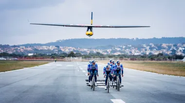 No es IA: ciclistas del Red Bull Bora remolcan y lanzan al aire una avioneta