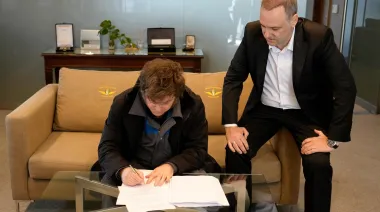 Vuelta relámpago de Milei: polémicos 25.000 km y firma inmediata de un proyecto clave