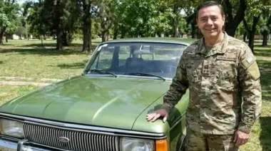 La foto del ministro Presti con un Ford Falcon verde es falsa
