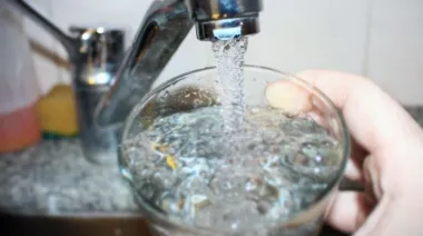 Agua garantizada aunque no pagues: qué propone el polémico proyecto en Diputados