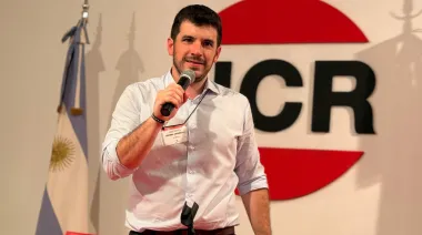 Leonel Chiarella asumió la presidencia de la UCR y crece la tensión con los radicales con peluca