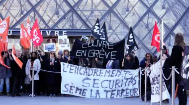 El Louvre cierra en París tras huelga de empleados por condiciones y seguridad