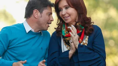 Kicillof asoma la cabeza y Cristina Kirchner cambia de tema: su irónico tuit contra Milei