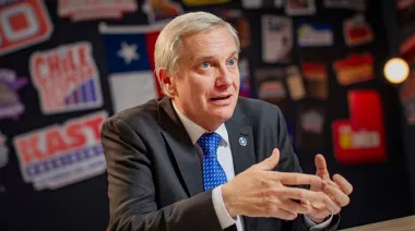 Colores, trajes y podios: el método de José Antonio Kast para marcar liderazgo