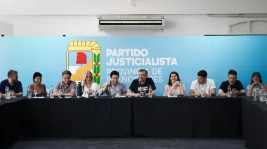 Máximo Kirchner vs. Kicillof: qué dice la remera que agitó al PJ bonaerense