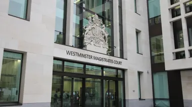 Reino Unido: seis hombres enfrentan más de 60 cargos sexuales por ataques continuados