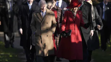 Princesas Beatrice y Eugenie destacan en misa de Navidad con la familia real