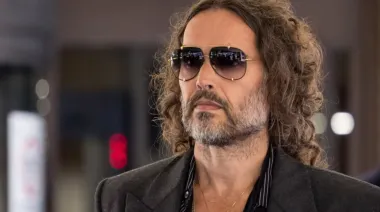 Russell Brand afronta dos cargos adicionales por delitos sexuales en Reino Unido