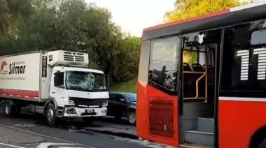 Choque entre un colectivo de la línea 117 y un camión frigorífico en General Paz: 18 heridos y múltiples traslados