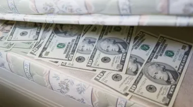 Dólares fuera del sistema: la ley ya fue aprobada, pero los bancos esperan