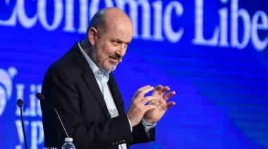 Vacaciones y dólares: Sturzenegger celebró los viajes al exterior