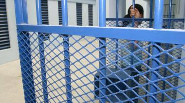 Detienen a diez guardias mujeres por la agresión a un preso trans en el penal de Bouwer