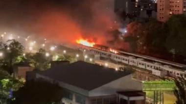Colegiales: un incendio destruyó cinco vagones y una locomotora del tren Mitre