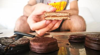 El alfajor clásico argentino bajo la lupa: qué revelan sus 294 calorías
