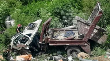 Dos operarios heridos tras caer un camión a una cantera de La Plata durante una mala maniobra