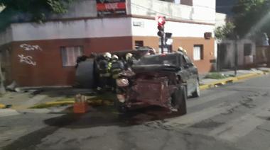 Choque y vuelco en Flores: un auto cruzó en rojo, atropelló a una familia y dejó seis heridos