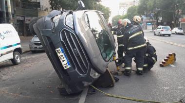 Villa Luro: manejaba con 2.24 de alcohol en sangre, chocó un auto estacionado y volcó
