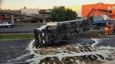 Caos en la Panamericana: largas demoras por el vuelco de un camión en Maschwitz