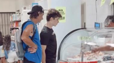 Franco Colapinto hizo las compras en una carnicería en San Andrés de Giles