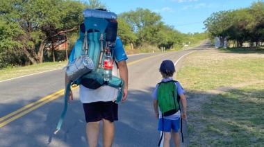 Un padre y su hijo viajaron a dedo a Santiago para ver a Racing y el club les regaló las entradas