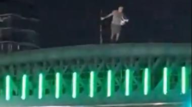 Un hombre con brote psicótico fue rescatado del Puente Pacífico en Palermo