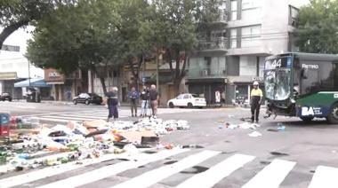 Nueva Pompeya: mercadería desparramada tras el choque entre camión y colectivo 44
