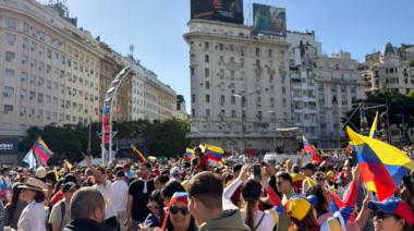 Venezolanos celebraron en el Obelisco y la izquierda protestó en la Embajada de EE.UU.