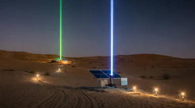 Del riesgo a la guía: el plan de Arabia Saudita con láseres en pleno desierto